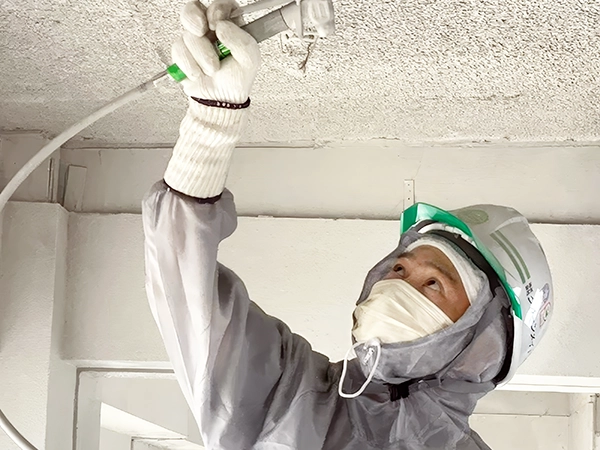 特殊清掃や火災復旧の仕上げ工程として行われる、天井への防臭・防汚コーティング作業の様子