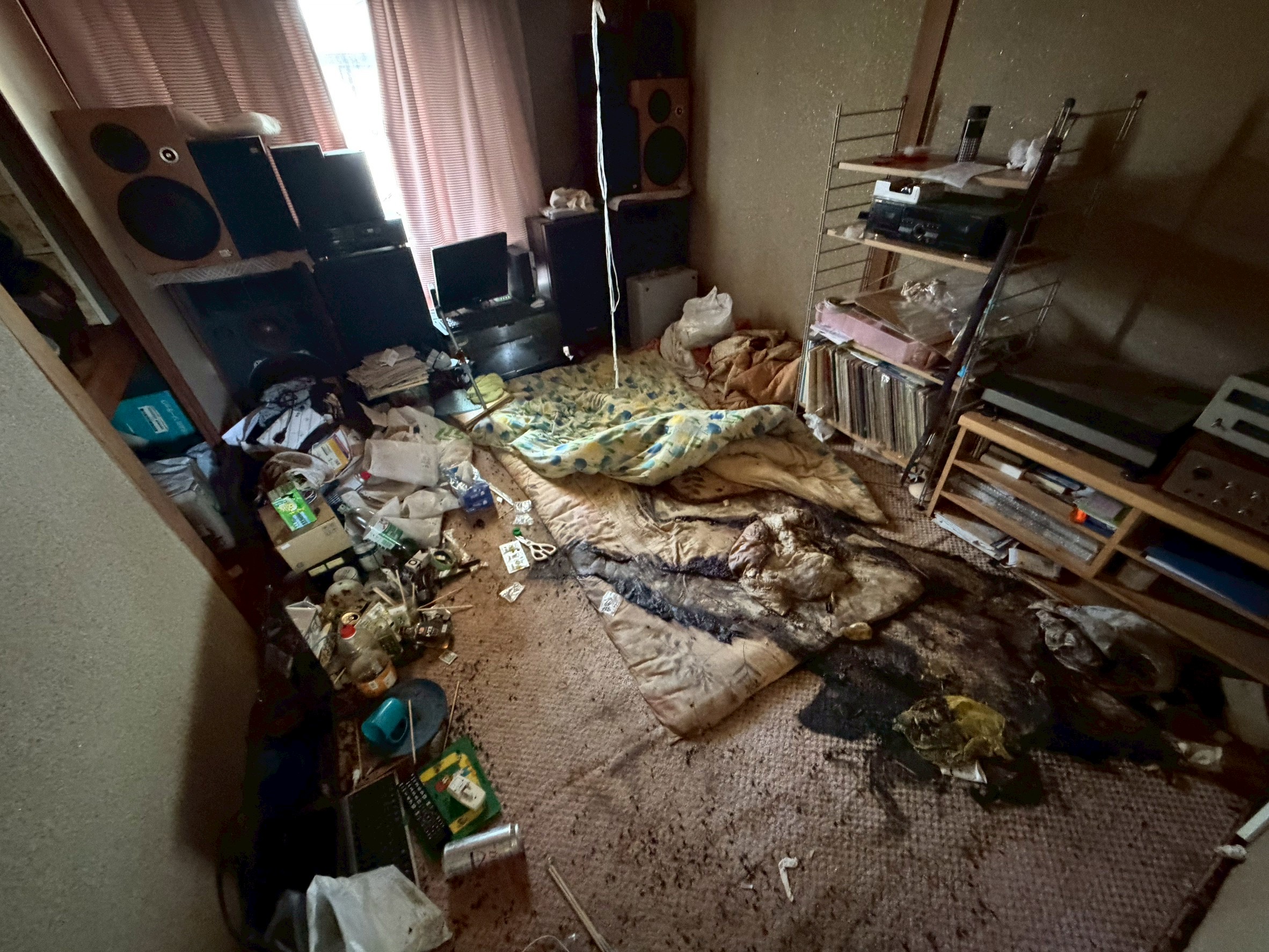 【福岡県久留米市・孤独死清掃事例】電子機器が多いお部屋を3日で対応｜年始の迅速対応