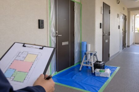 複数の居室と作業区域を分けた廊下（AI生成のイメージ画像）